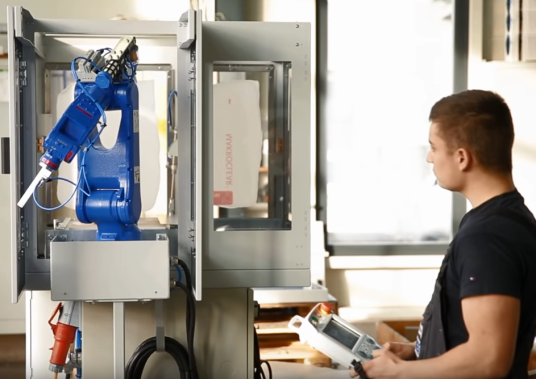 Man stellt Roboterarm ein